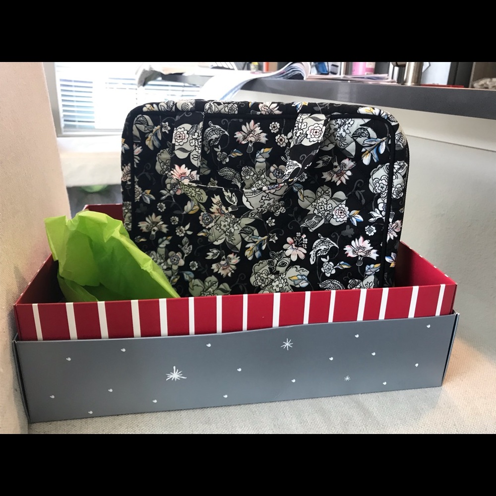 Vera Bradley Iconic ZIP in Travel Case